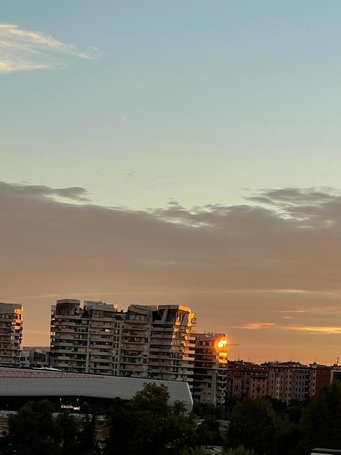 On The Top Floor Watching Citylife And Mico Milão Exterior foto